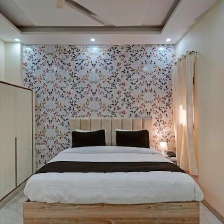 Shourya Hotel And Banquet Noida Exterior photo