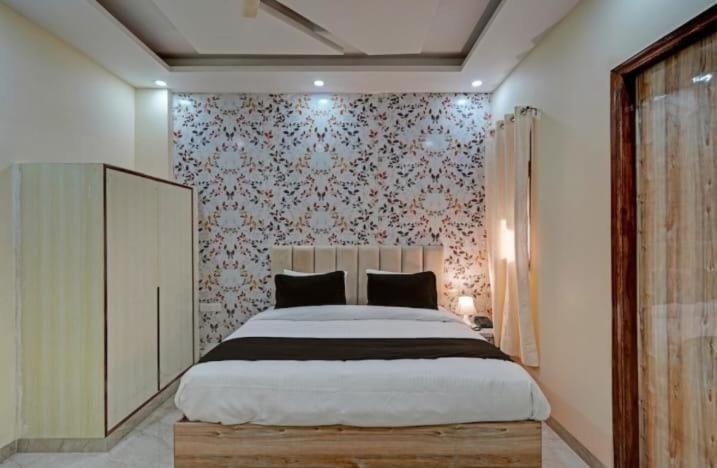 Shourya Hotel And Banquet Noida Exterior photo