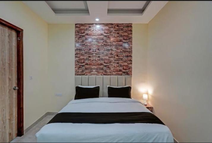 Shourya Hotel And Banquet Noida Exterior photo