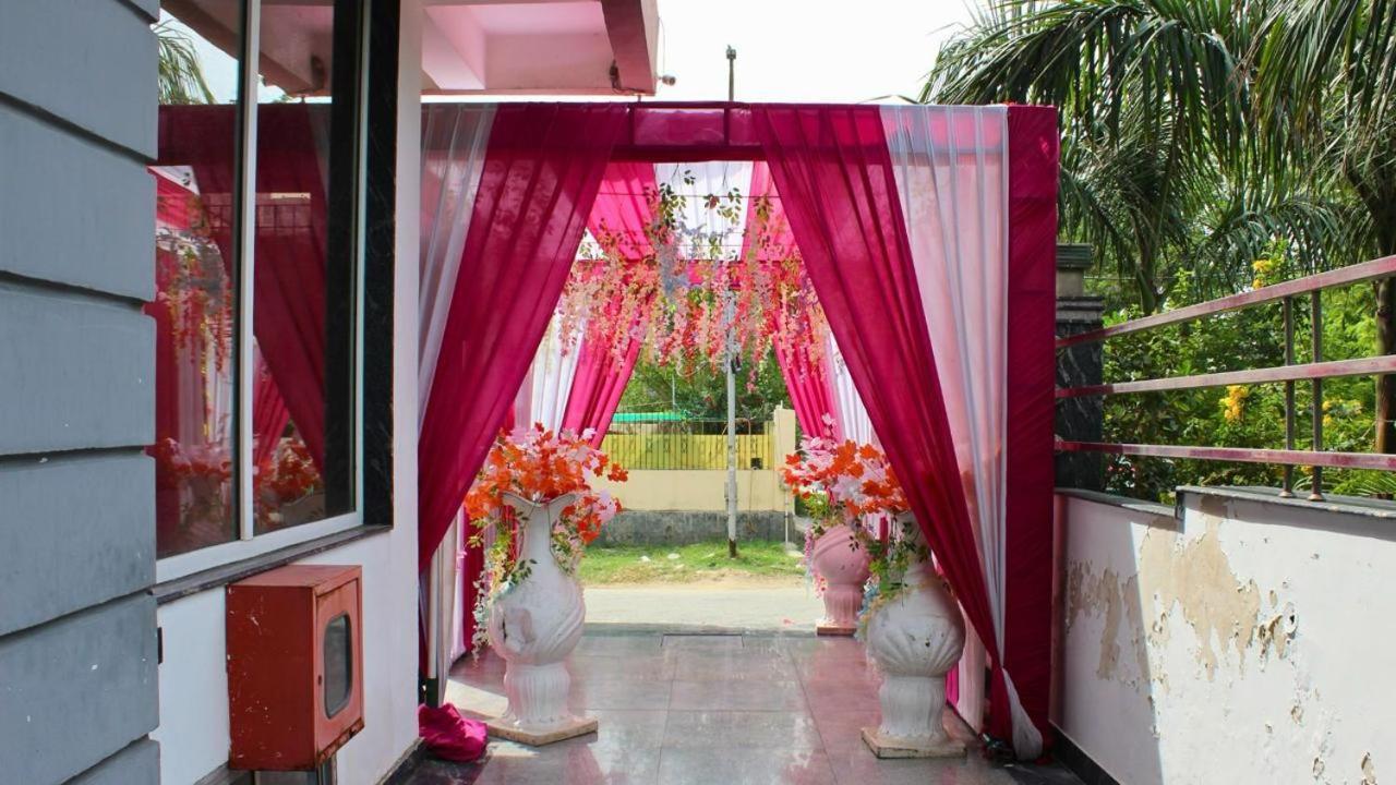 Shourya Hotel And Banquet Noida Exterior photo