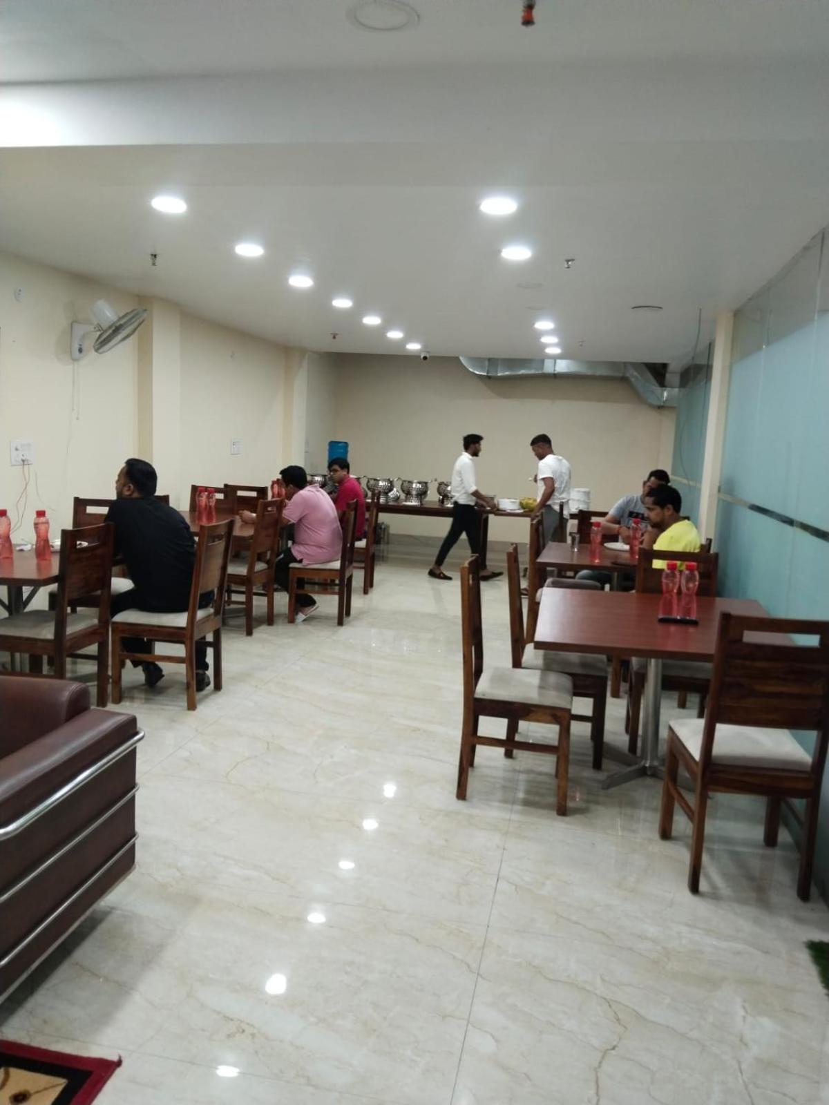 Shourya Hotel And Banquet Noida Exterior photo